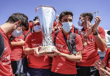 Jesús Navas junto a José Castro Carmona llevando la sexta copa de la Europa League del conjunto sevillista.