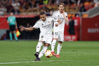 1-1. Kylian Mbappé ejecuta la falta que el mismo fuerza. Golpea con la derecha, estrella el balón en el poste y entra en la portería pese a la estirada de Wojciech Szczesny.