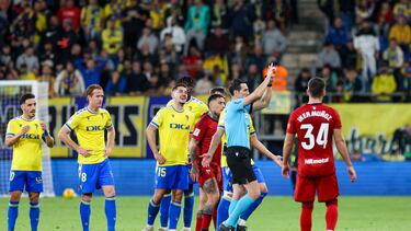 10/12/23 PARTIDO PRIMERA DIVISION CADIZ - OSASUNA PROTESTAS DEL CADIZ A MARTINEZ MUNUERA