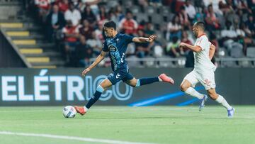El extremo marroquí Jones El-Abdellaoui dispara a portería en la jugada del gol que anotó ante el Sporting Braga en Portugal.