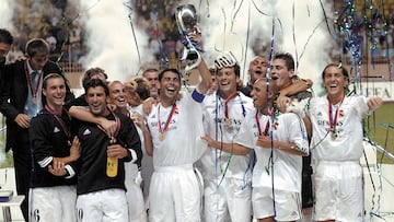 Fernando Hierro levanta la primera Supercopa de Europa del Real Madrid, conquistada en 2002 tras derrotar al Feyenoord en Mónaco.