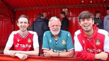 Miembros del Wrexham AFC ingl&eacute;s lucen el nombre de la red social Tik Tok en sus camisetas. 