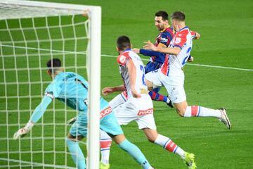 El VAR anul¨® un gol de Messi.