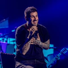 Melendi cierra su gira ‘20 años sin noticias’ junto a su hijo Marco y una invitada de lujo