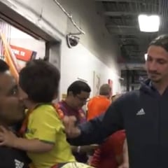 La reacción de Ibra cuando un fan le pide que firme la camiseta de Brasil