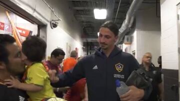 La reacción de Ibra cuando un fan le pide que firme la camiseta de Brasil