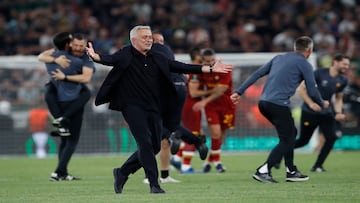Soccer Football - Europa Conference League - Final - AS Roma v Feyenoord - Arena Kombetare, Tirana, Albania - May 25, 2022 AS Roma coach Jose Mourinho celebrates winning the Europa Conference League REUTERS/Bernadett Szabo