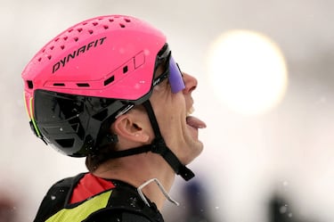 Oriol Cardona celebra la medalla de oro en la prueba de velocidad de esquí de montaña.      
