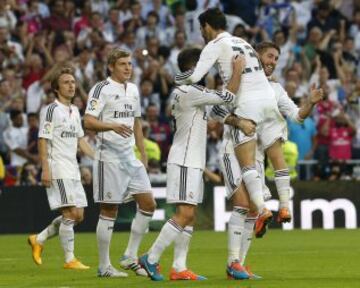 Los jugadores del Real Madrid celebran el gol marcado por su compañero, el francés Karim Benzemá, tercero del equipo, ante el FC Barcelona, durante el partido de la novena jornada de Liga de Primera División disputado esta tarde en el estadio Santiago Bernabéu.