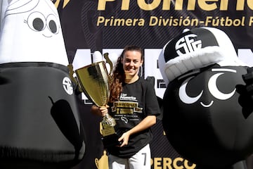 Candela Andújar posa con la Supercopa ganada en enero con el Sporting FC.