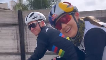 Los ciclistas Remco Evenepoel y Roc&iacute;o Garc&iacute;a del Alba sonriendo a c&aacute;mara en una carretera de Alicante, el 7 de febrero del 2023. 