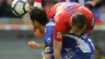 <b>EL PARTIDO, EN UNA IMAGEN. </b>Bilic, o sea el Sporting, se sube encima de Pareja, el Espanyol. El empate sin goles no fue extraño por tanto.