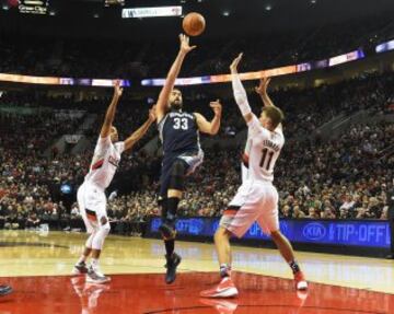 Marc Gasol entre C.J. McCollum y Meyers Leonard.