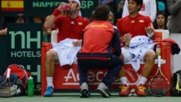 Moyá da instrucciones a Verdasco y Marrero.