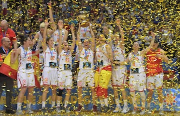 Las jugadoras españolas levantan el trofeo de campeonas de Europa.