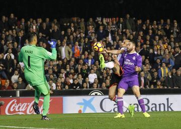 Posible penalti de Carvajal a Zaza.