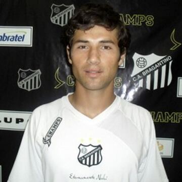 Con su primer equipo profesional, el Clube Atlético Bragantino (2011 y 2012).