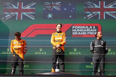 Oscar Piastri en lo más alto del poodio secundado por su compañero en Mclaren, Lando Norris, que acabó segundo, y de Lewis Hamilton, que terminó tercero.