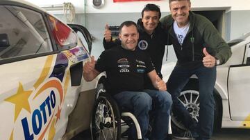 Albert Llovera posa al lado del coche del equipo Lotto.