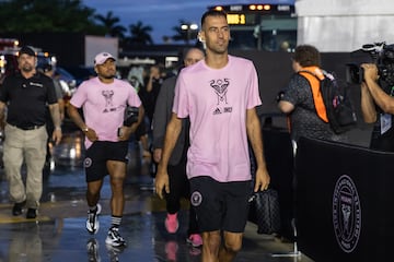 Fort Lauderdale (United States), 27/09/2023.- Inter Miami player Sergio Busquets arrives to the stadium before the start of the Lamar Hunt U.S. Open Cup Final Match between Inter Miami vs Houston Dynamo at DRV PNK stadium in Fort Lauderdale, Florida, USA, 27 September 2023. EFE/EPA/CRISTOBAL HERRERA-ULASHKEVICH
