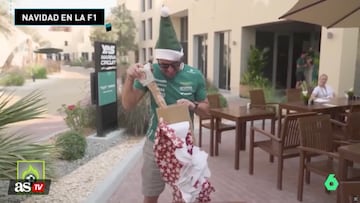 El piloto asturiano recibió el suyo algo sorprendido.