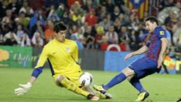 Courtois con Messi en un Barça-Atleti de una temporada pasada.