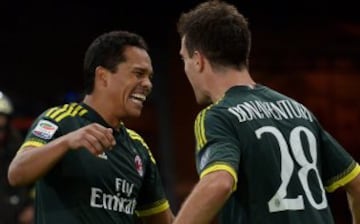 Bacca dejó al arquero Marchetti en el camino para hacer el tercer gol del Milan.