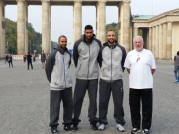 Tony Parker, Tim Duncan, Manu Ginóbili y Gregg Popovich posan en la puerta de Brandeburgo.
