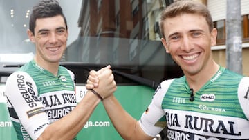 Alex Aranburu y Jonathan Lastra posan en una entrevista para AS durante la Vuelta a España 2019.