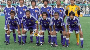 Arriba de izquierda a derecha posan Nakata, Nagai, Endo, Teshima, Tsujimoto y Minami. Agachados, y en el mismo orden posan: Ogasawara, Takahara, Sakai, Ujiie y Motoyama. La selección japonesa que se enfrentó a España en la final del Mundial Juvenil de 1999.