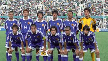 Arriba de izquierda a derecha posan Nakata, Nagai, Endo, Teshima, Tsujimoto y Minami. Agachados, y en el mismo orden posan: Ogasawara, Takahara, Sakai, Ujiie y Motoyama. La selecci¨®n japonesa que se enfrent¨® a Espa?a en la final del Mundial Juvenil de 1999.