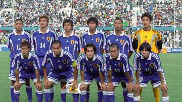 Arriba de izquierda a derecha posan Nakata, Nagai, Endo, Teshima, Tsujimoto y Minami. Agachados, y en el mismo orden posan: Ogasawara, Takahara, Sakai, Ujiie y Motoyama. La selección japonesa que se enfrentó a España en la final del Mundial Juvenil de 1999.