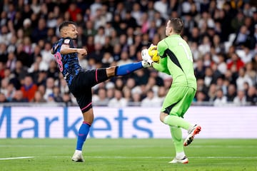 El jugador del Sevilla, Sow y el portero del Real Madrid, Lunin, en una acción durante el partido. 