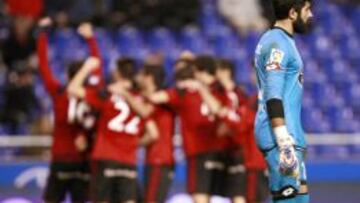 Los jugadores del Mirand&eacute;s celebran el triunfo ante el portero del Deportivo.&#039;Manu&#039;.