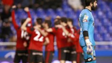 Los jugadores del Mirand&eacute;s celebran el triunfo ante el portero del Deportivo.&#039;Manu&#039;.