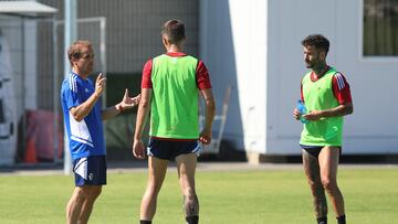 Arrasate da instrucciones a sus jugadores durante un entrenamiento.