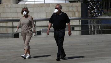 GRAFCAV5153. BILBAO, 02/05/2020.-Mayores protegidos con mascarillas pasean en Bilbao, en su franja horaria , tras 49 días de confinamiento. Desde este sábado, las personas mayores pueden ir a pasear y hacer deporte individual, respetando unos horarios y la distancia de seguridad, en pleno estado de alarma por la pandemia del coronavirus. EFE/LUIS TEJIDO.