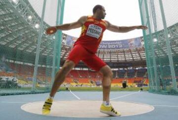 El lanzador español Mario Pestano durante uno de sus lanzamientos en la final de lanzamiento de disco de los Mundiales de Atletismo Moscú 2013, que se celebran en el Estadio Olímpico Luzhnikí