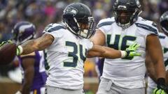 Thomas Rawls celebra uno de los muchos TDs de los Seahawks frente a los Vikings.