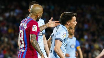 Dani Alves golpea con la mano en el cuello a Franco Cervi durante el partido entre el Barcelona y el Celta.