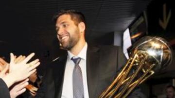 <b>CELEBRACIÓN. </b>Felipe Reyes, el capitán, volverá a ofrecerle el trofeo a la afición, esta vez en el Palacio.