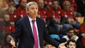 El entrenador del Barcelona Svetislav Pesic durante el partido ante el Montakit Fuenlabrada de la decimoctava jornada de Liga Endesa, que se disputa este domingo en el Pabell&oacute;n Fernando Mart&iacute;n