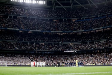 Minuto de silencio por el fallecimiento del periodista Pepe Domingo Castaño.