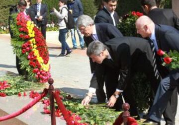 Ofrenda floral celebrada esta mañana en la avenida de los Mártires, en Azerbaiyán