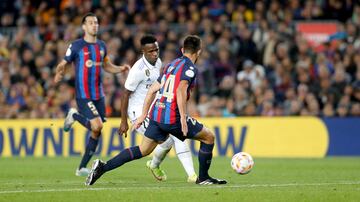 Vinicius encara a Eric García en uno de los muchos contragolpes que el conjunto blanco realizó durante el partido.