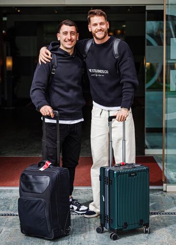 Mikel Oyarzabal y Álex Remiro posan a su llegada.
