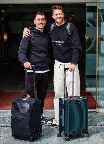 Mikel Oyarzabal y Álex Remiro posan a su llegada. 