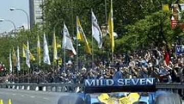 <b>GRAN EXHIBICIÓN.</B> Fernando Alonso se ha dado un baño de multitudes y para este exhibición, única en su especie, el equipo Renault de Fórmula Uno ha desplazado a su equipo de pruebas.