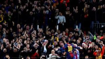El delantero argentino del FC Barcelona, Leo Messi, celebra la consecuci&oacute;n del tercer gol de su equipo ante el Atl&eacute;tico de Madrid, durante el partido de la decimosexta jornada de liga en Primera Divisi&oacute;n que se disputa esta noche en el Camp Nou, en Barcelona.