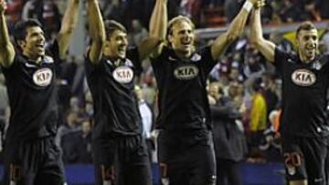 <b>JÚBILO EN ANFIELD. </b>Los jugadores del Atlético celebran con la afición rojiblanca en el césped de Anfield la clasificación para la final de la Europa League.